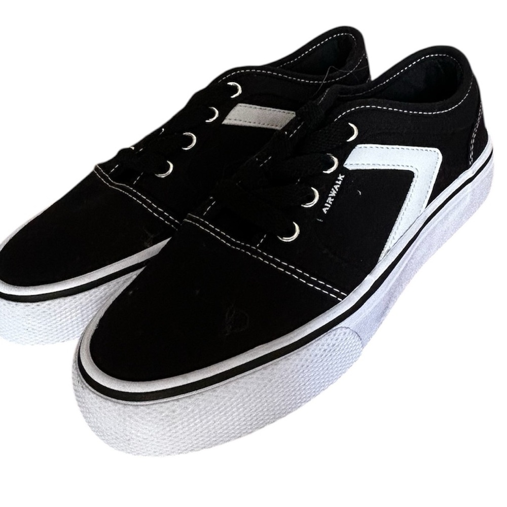 Airwalk Kids Black and White Sneakers Sz 1 BNWOT